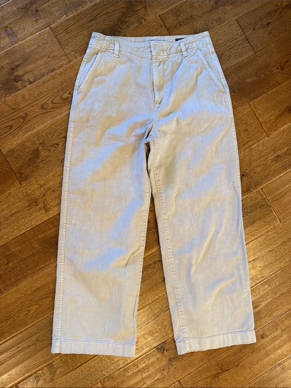 Gap Loose Khaki cropped pants